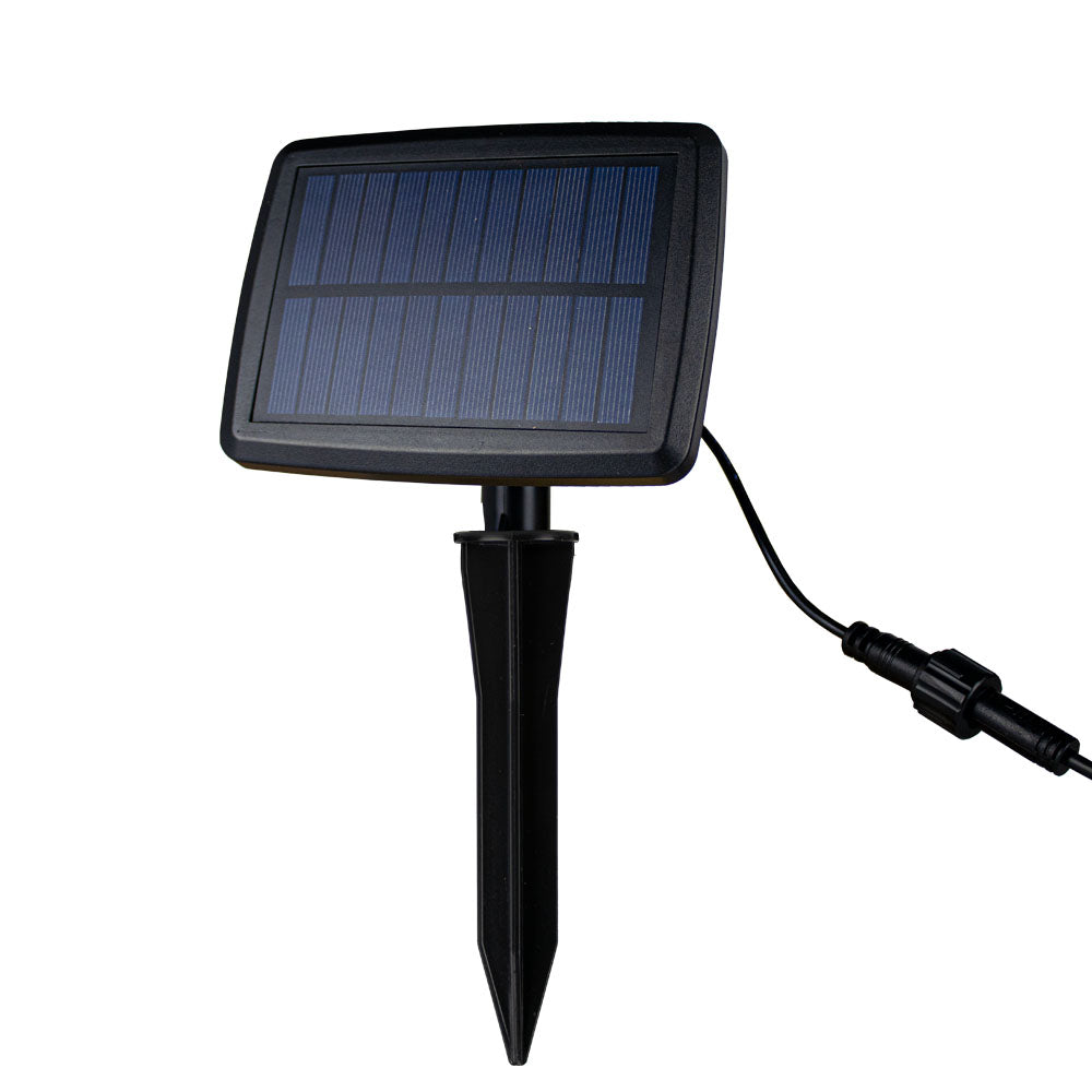 Schwarze Solar-Gartenleuchte mit Solarpanel auf Erdspieß, Frontansicht, inkl. Anschlusskabel für den Außenbereich.