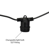 Nahaufnahme einer schwarzen E27-Fassung für austauschbare Lichtquellen, montiert auf einem Außenstromkabel.