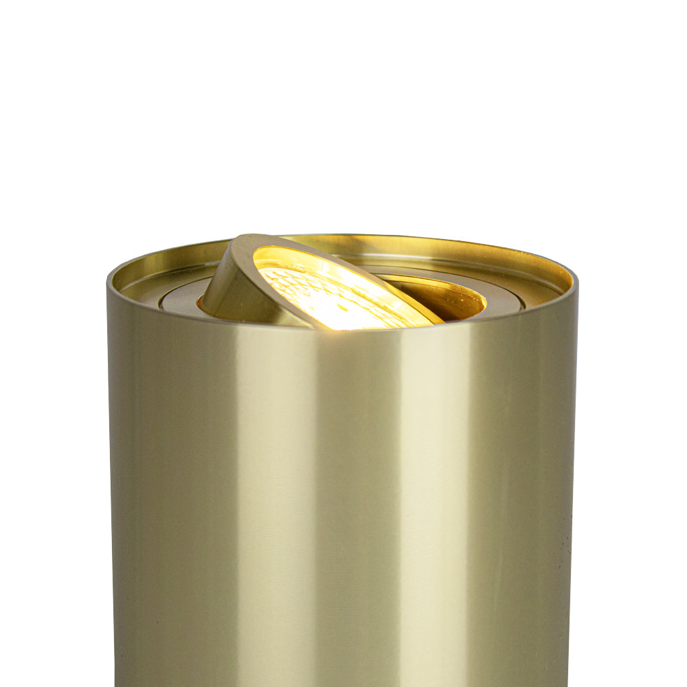 Goldener Einbaustrahler mit verstellbarer LED-Lampe, zylindrisches Design, Nahaufnahme von vorne mit Fokus auf die Lampenöffnung.