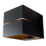 Schwarze moderne Wandleuchte in Würfelform mit goldfarbenem Innenleben, schräg von unten und seitlich fotografiert, mit dezenter Lichtlinie in der Mitte für eine stimmungsvolle Lichtverteilung.