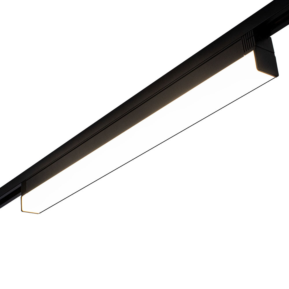 Schwarzer linearer LED-Schienenstrahler – schräge Unteransicht eines modernen, minimalistischen Schienenstrahlers mit schlankem Design und glatter Lichtplatte.