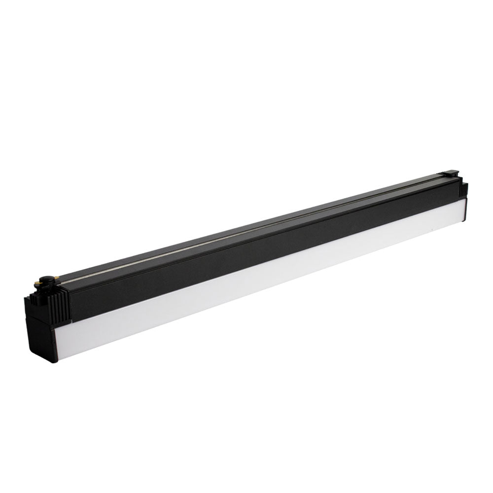 LED-Röhrenleuchte mit schwarzem Gehäuse und matter Abdeckung, schräge Seitenansicht vor weißem Hintergrund.