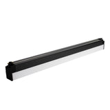 LED-Röhrenleuchte mit schwarzem Gehäuse und matter Abdeckung, schräge Seitenansicht vor weißem Hintergrund.