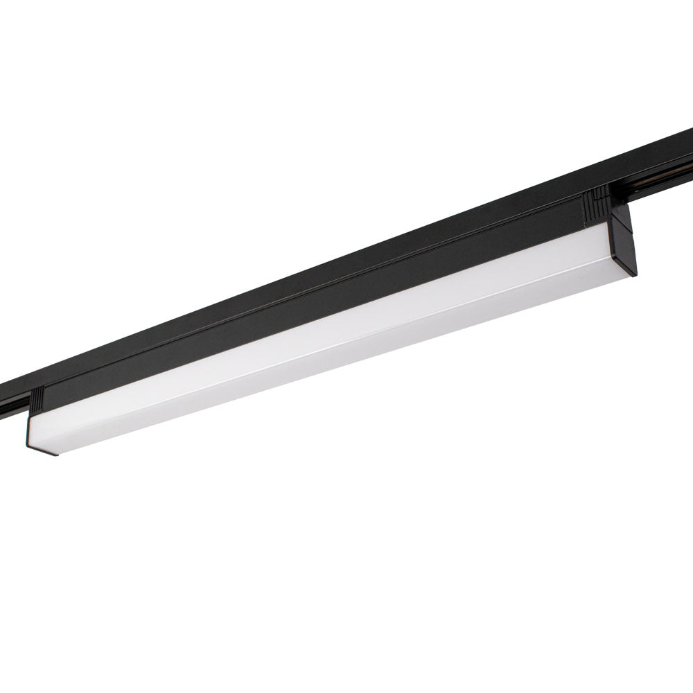 Schwarze lineare LED-Beleuchtung auf einer Schiene, schräge Unteransicht mit weißem Lichtstreifen und schlankem, modernem Gehäuse.