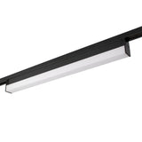 Schwarze lineare LED-Beleuchtung auf einer Schiene, schräge Unteransicht mit weißem Lichtstreifen und schlankem, modernem Gehäuse.