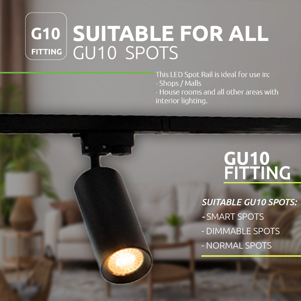 Schwarzer GU10 Schienenstrahler mit brennender LED-Lampe, montiert an einer Deckenschiene, frontal fotografiert in einem modernen Wohnraumambiente.