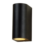 Schwarze, moderne Wandleuchte mit abgerundeten Kanten, nach unten gerichtetem Licht, abgewinkelter Frontansicht – ideal für die Außen- oder Fassadenbeleuchtung.