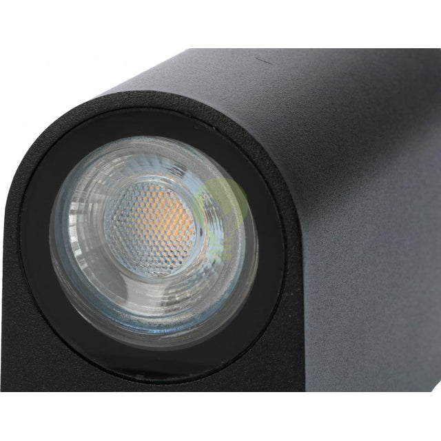 Nahaufnahme der Frontansicht einer modernen schwarzen LED-Wandleuchte mit runder Linse und integrierter Beleuchtung, geeignet für den Innen- und Außenbereich.