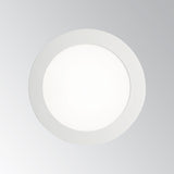 Runder weißer LED-Einbaustrahler in flacher Bauform, von vorne fotografiert vor grauem Hintergrund.