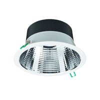 Rundes LED-Downlight mit weißem Rand und verspiegeltem Reflektor, schräg von unten vor weißem Hintergrund fotografiert.