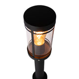 Schwarze moderne Außenleuchte mit rundem Schirm und transparentem Glas, von schräg oben betrachtet, mit sichtbar brennender Glühlampe im Inneren.