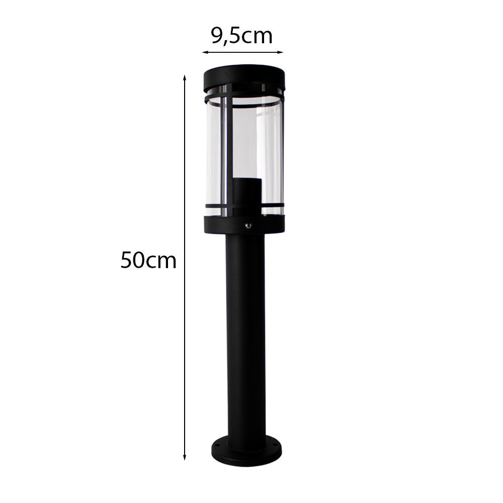 Schwarze moderne Außenleuchte auf einem Mast, 50 cm hoch und 9,5 cm breit, Frontansicht mit transparenter Zylinderabdeckung und Metallfuß, geeignet für die Beleuchtung von Gartenwegen und Einfahrten.