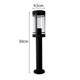 Schwarze moderne Außenleuchte auf einem Mast, 50 cm hoch und 9,5 cm breit, Frontansicht mit transparenter Zylinderabdeckung und Metallfuß, geeignet für die Beleuchtung von Gartenwegen und Einfahrten.