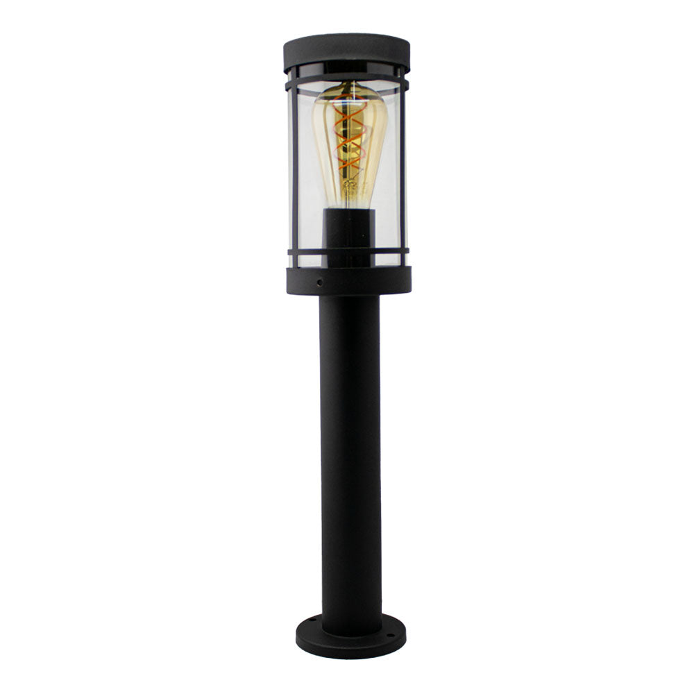 Schwarze, moderne Außenmastleuchte mit Glasgehäuse und sichtbarer LED-Glühbirne, Frontansicht.