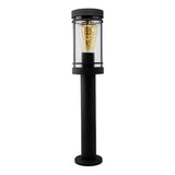 Schwarze, moderne Außenmastleuchte mit Glasgehäuse und sichtbarer LED-Glühbirne, Frontansicht.
