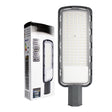 150W LED-Straßenlaterne mit 5000K neutralweißem Licht, IP65 wasserdicht, Frontansicht mit Produktverpackung im Hintergrund.