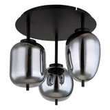 Nahaufnahme der Vorderansicht einer modernen schwarzen Deckenlampe mit drei ovalen Schirmen aus Rauchglas, stilvolles Design für Wohnzimmer oder Flur.