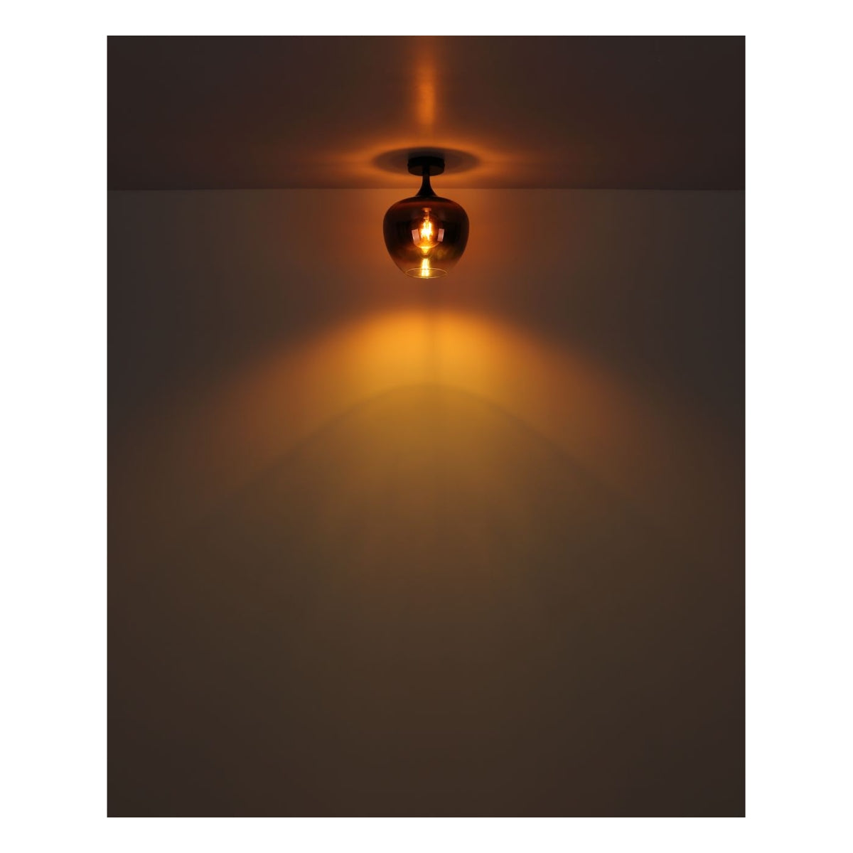 Nahaufnahme einer brennenden Kupferdeckenlampe von vorne, die vor einer dunklen Wand und Decke für warmes, stimmungsvolles Licht sorgt.