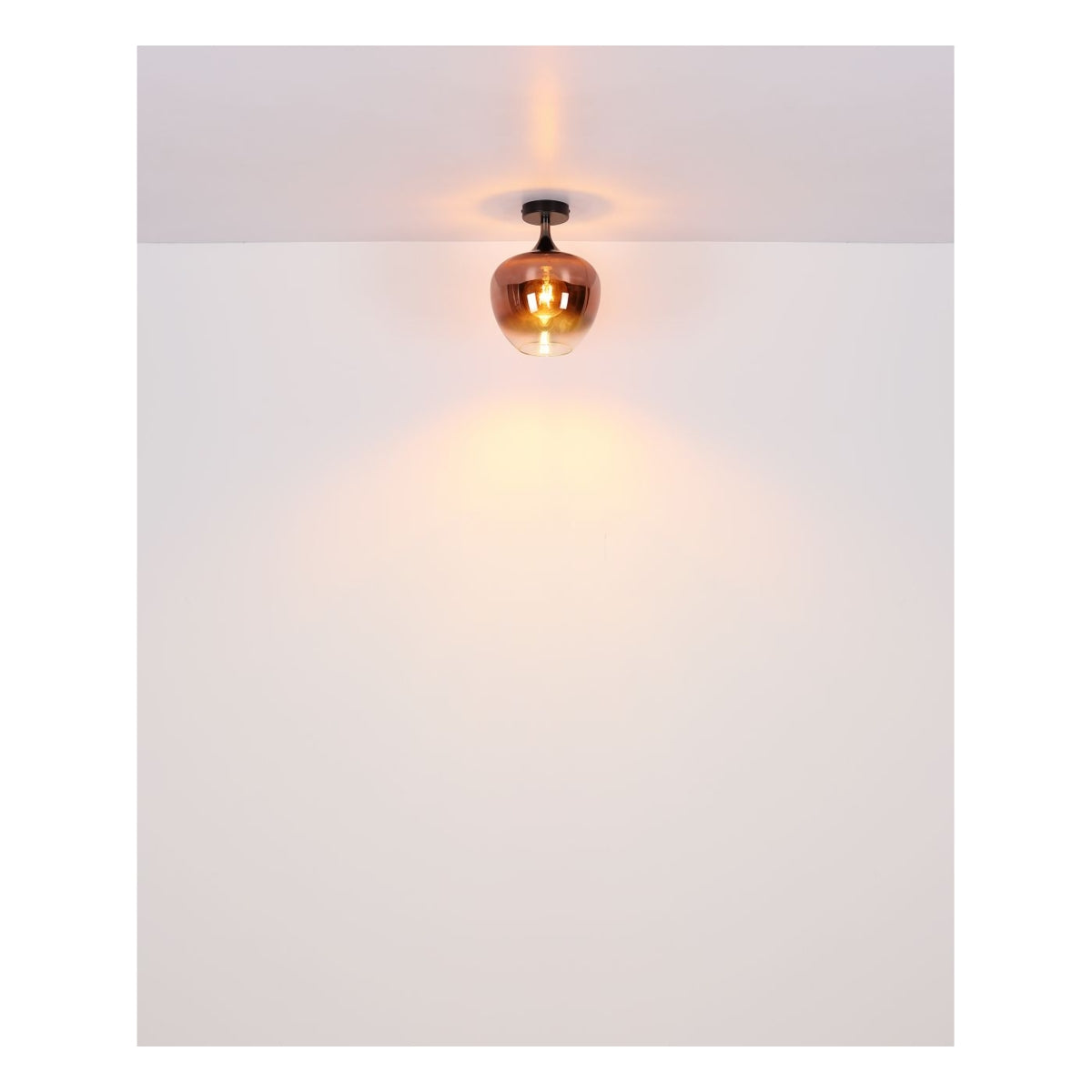Nahaufnahme einer modernen Deckenleuchte mit kupferfarbenem Glasschirm und warmer Lichtabstrahlung vor weißem Decken- und Wandhintergrund.