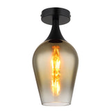 Moderne Deckenleuchte mit Rauchglasschirm und sichtbarer Glühlampe, frontal vor weißem Hintergrund fotografiert.