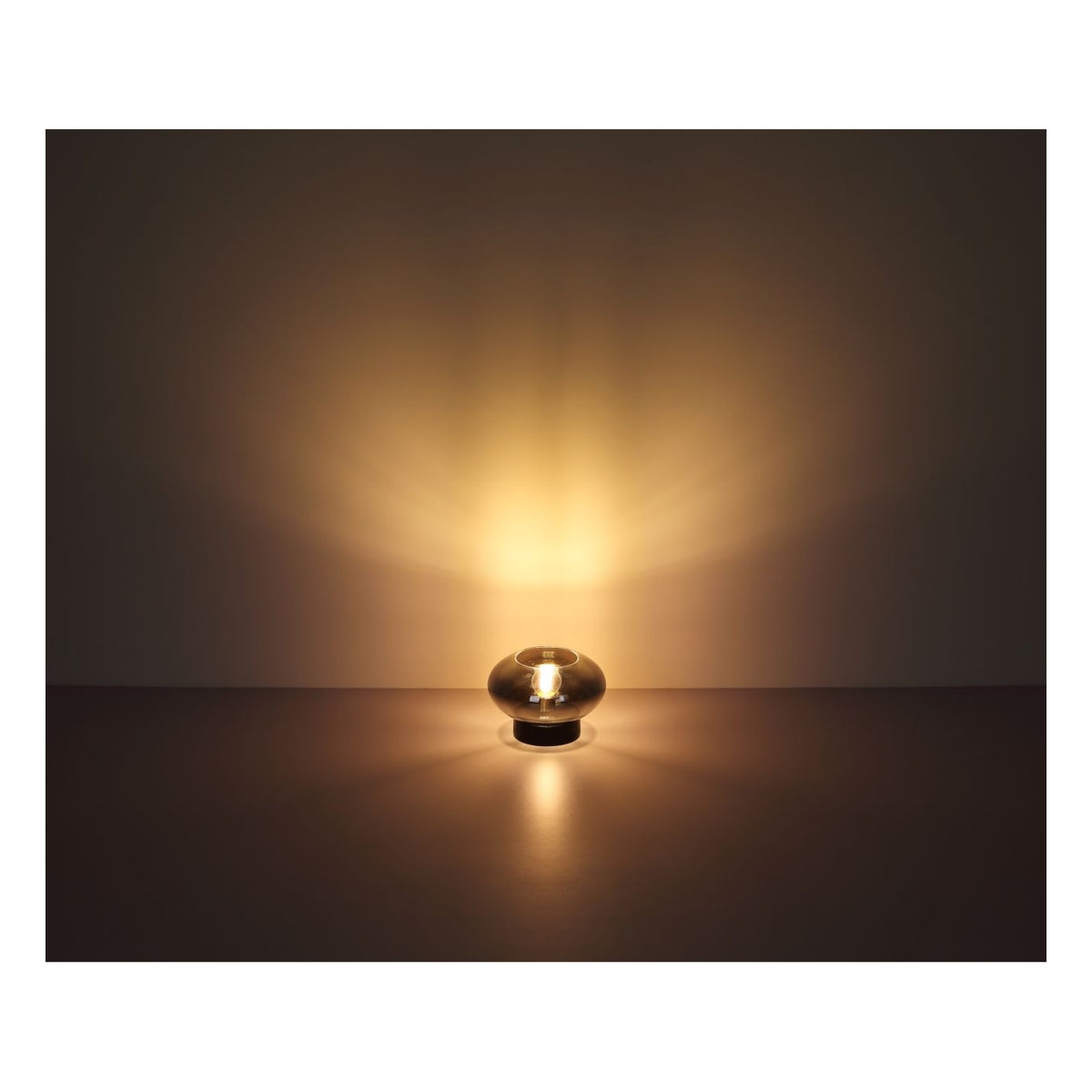 Moderne Tischleuchte im kugelförmigen Design, die warmes Licht an die Wand strahlt, Frontansicht mit stimmungsvoller Lichtverteilung.