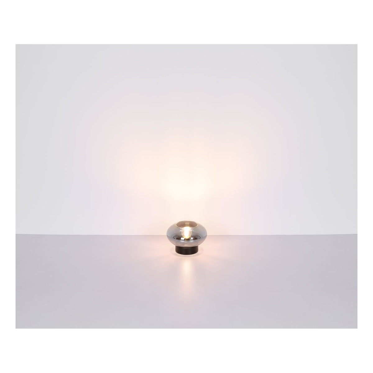 Chromglänzende Tischleuchte im modernen, kugelförmigen Design mit warmer Lichtverteilung, frontal fotografiert vor neutralem Hintergrund.
