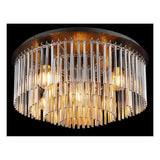 Nahaufnahme einer luxuriösen Deckenlampe mit Glasröhren und warmem LED-Licht, moderne Designlampe in Chrom und Schwarz im Industrie-Look.