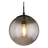 Pendelleuchte mit runder Glaskugel und sichtbarer Glühlampe, Vorderansicht. Moderne Designleuchte aus Rauchglas mit schwarzer Fassung und warmem Ambientelicht.