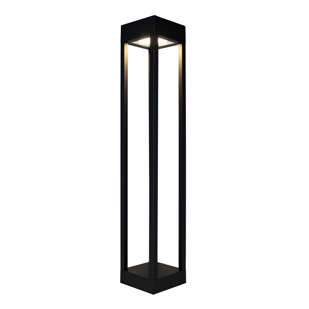 Moderne schwarze Außensockelleuchte in quadratischer Form, mit integrierter LED-Beleuchtung, freistehend und von vorne voll sichtbar vor weißem Hintergrund.