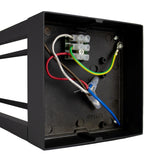 Detailansicht der Rückseite einer schwarzen Wandleuchte mit sichtbarer Verkabelung und Anschlusspunkten für die Elektroinstallation.