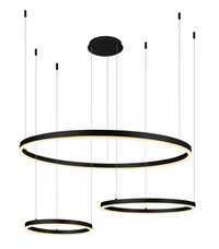 Moderne schwarze LED-Ring-Pendelleuchte mit drei runden Ringen in unterschiedlichen Größen, die an dünnen Kabeln schweben, von vorne und schräg von unten vor weißem Hintergrund fotografiert.