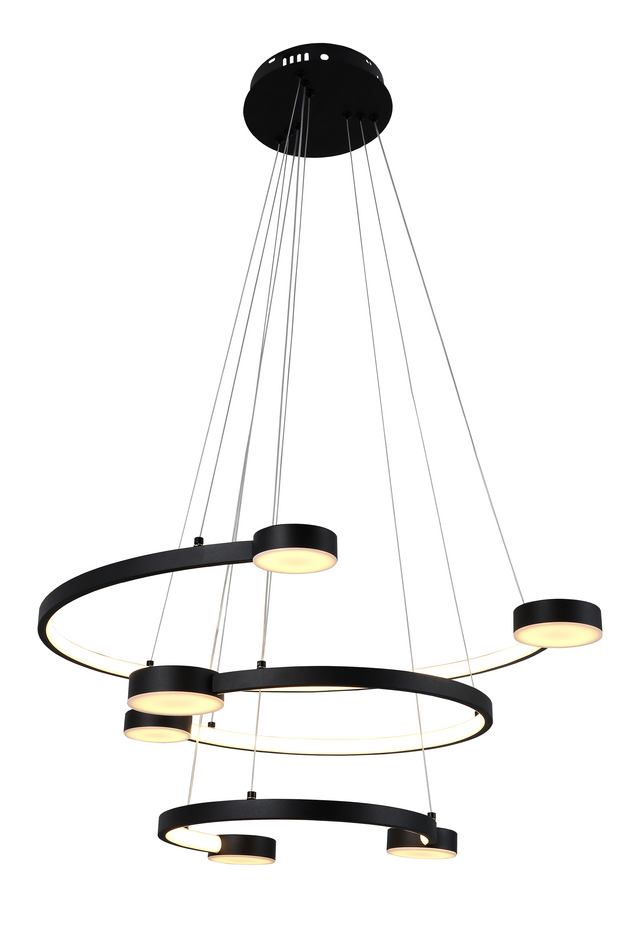 Moderne schwarze Pendelleuchte mit mehreren Ringen und integrierter LED-Beleuchtung, aus einem niedrigen Winkel vor einem weißen Hintergrund gesehen.