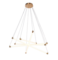 Modern gestaltete Pendelleuchte mit mehreren horizontal gekreuzten LED-Lichtleisten und goldfarbenen Akzenten, frontal von unten vor weißem Hintergrund gesehen.