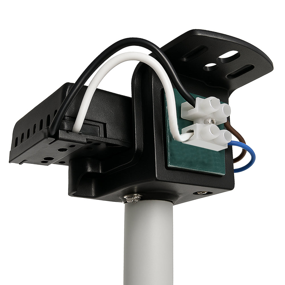 Detailansicht der Anschlussseite eines elektrischen Außenleuchten-Montagesockels mit Montageplatte und Verkabelung, inkl. schwarzer, weißer, brauner und blauer Elektroleitung mit Klemmenblockanschluss.