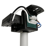 Detailansicht der Anschlussseite eines elektrischen Außenleuchten-Montagesockels mit Montageplatte und Verkabelung, inkl. schwarzer, weißer, brauner und blauer Elektroleitung mit Klemmenblockanschluss.