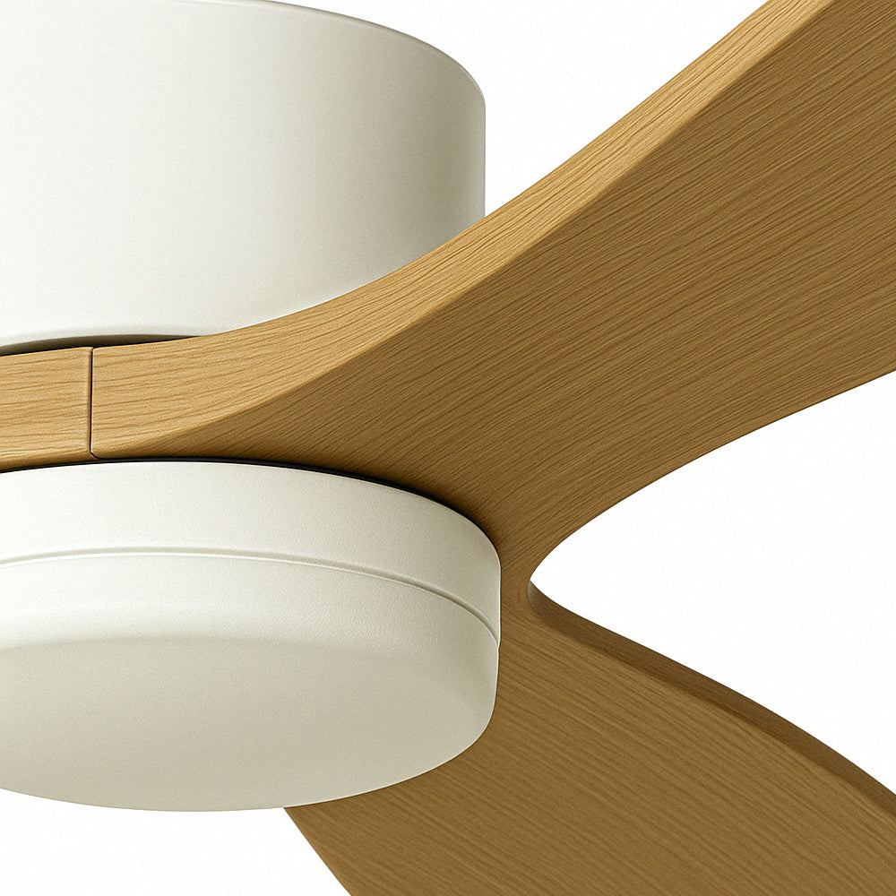 Detailansicht eines modernen Deckenventilators mit Licht, mit Holzflügeln und einem weißen, matten Gehäuse.