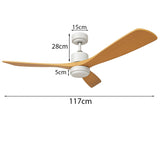 Nahaufnahme der Montageplatte eines hölzernen Deckenventilators von unten, die die Verkabelung und Befestigungsschrauben in einem weißen Metallgehäuse zeigt.