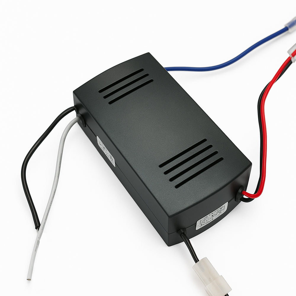 Schwarzer elektronischer Transformator mit mehreren angeschlossenen Drähten, schräge Draufsicht vor weißem Hintergrund, geeignet zur Steuerung von LED-Beleuchtung oder anderen elektrischen Anwendungen.