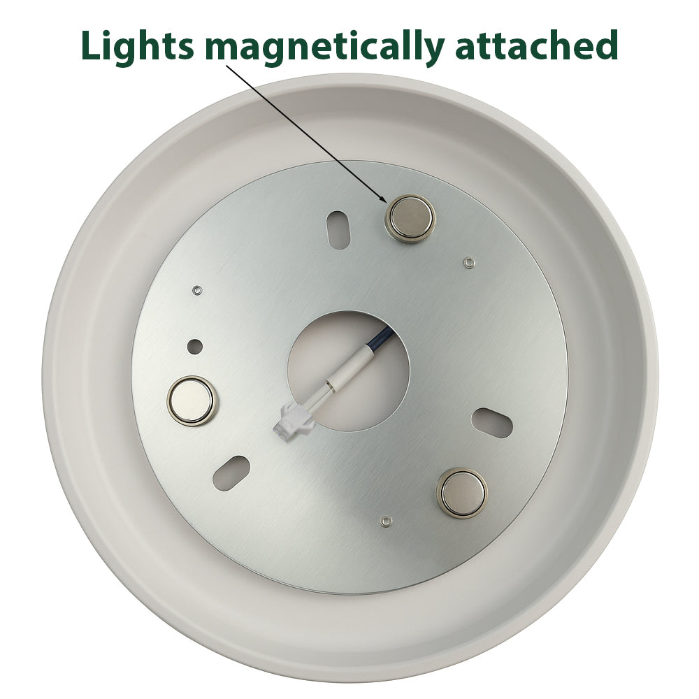 Draufsicht auf einen runden Deckenleuchtensockel mit magnetisch befestigten Befestigungspunkten und freiliegender Verkabelung, konzipiert für die einfache Installation von LED-Beleuchtung.