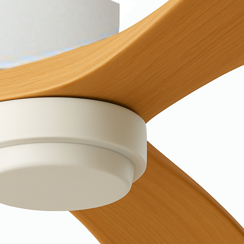 Nahaufnahme eines modernen Deckenventilators mit Holzflügeln und mattweißem Motorgehäuse, minimalistisches Design.