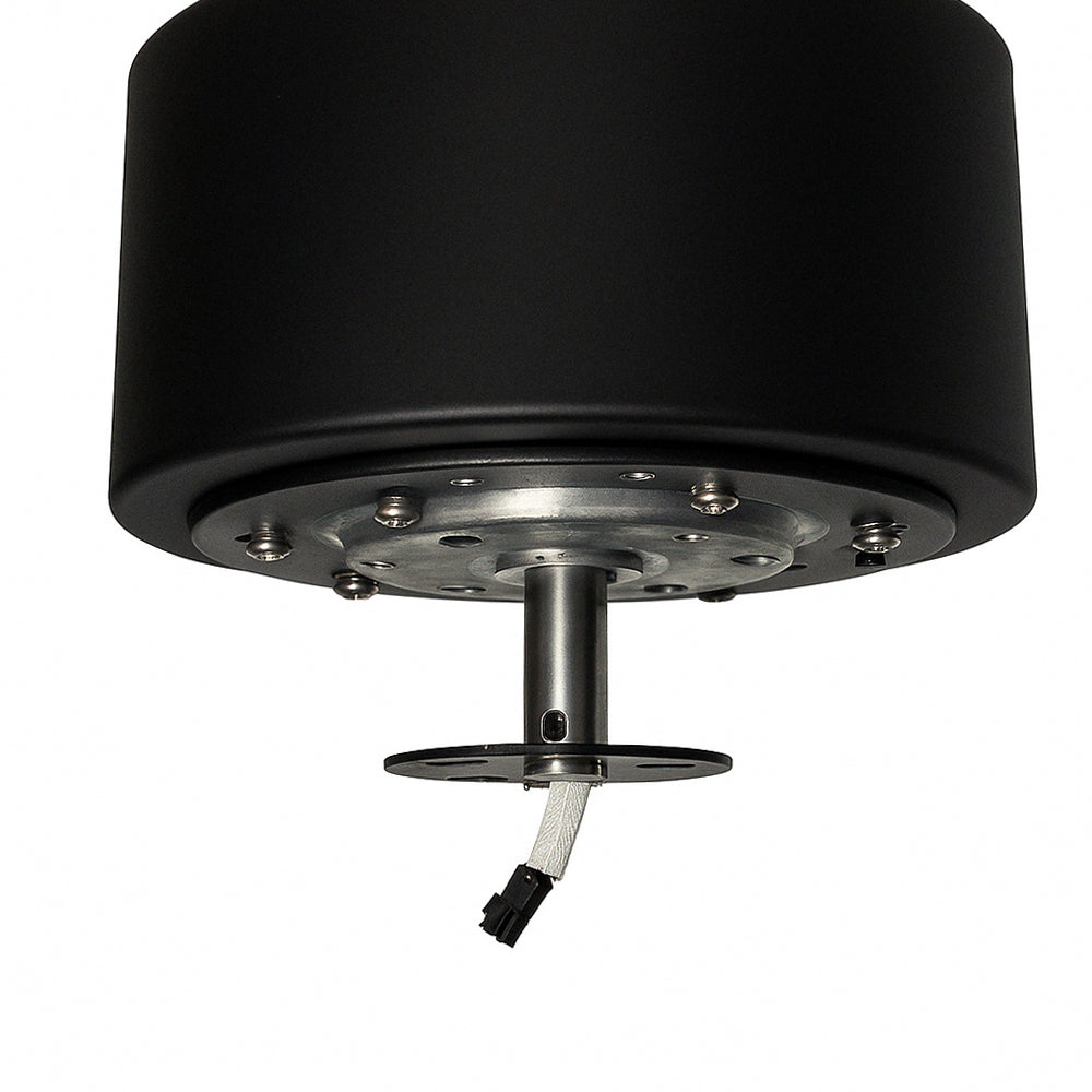 Nahaufnahme eines schwarzen Deckenventilatormotors von unten mit Metallhalterung und elektrischem Anschlusskabel – geeignet für moderne Deckenventilatoren.