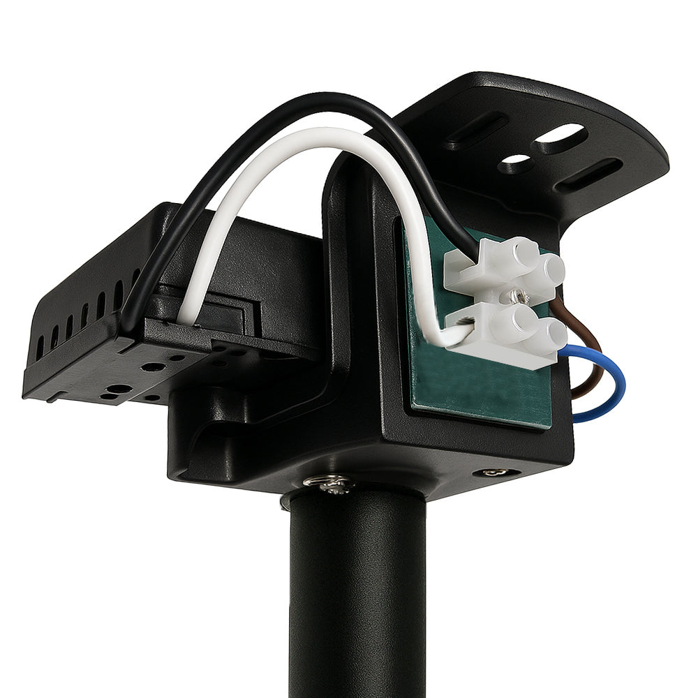 Detailansicht des elektrischen Anschlusses und der Verkabelung auf der Rückseite einer schwarzen Außenmastlampe mit sichtbaren Anschlüssen und Montageteilen.