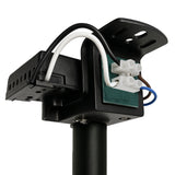 Detailansicht des elektrischen Anschlusses und der Verkabelung auf der Rückseite einer schwarzen Außenmastlampe mit sichtbaren Anschlüssen und Montageteilen.
