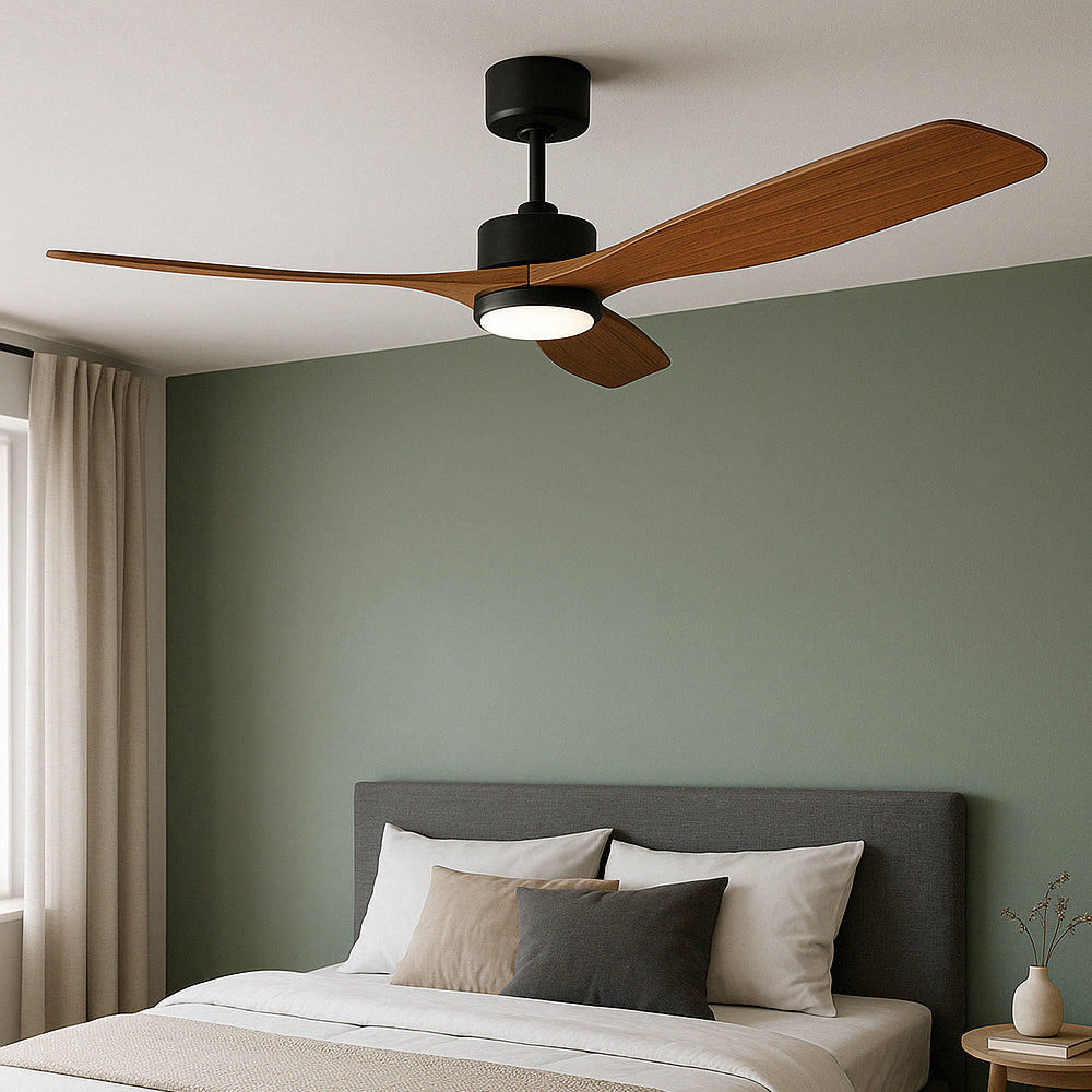 Deckenventilator mit Holzflügeln und integrierter LED-Beleuchtung, modernes Design in Schwarz mit Walnuss-Finish, Draufsicht in einem stilvollen Schlafzimmer mit grün gestrichener Wand und grauem Bettrahmen.