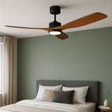Deckenventilator mit Holzflügeln und integrierter LED-Beleuchtung, modernes Design in Schwarz mit Walnuss-Finish, Draufsicht in einem stilvollen Schlafzimmer mit grün gestrichener Wand und grauem Bettrahmen.