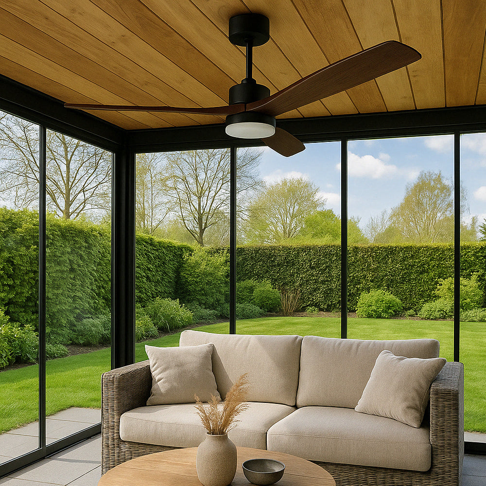 Deckenventilator mit Holzflügeln und integriertem Licht, montiert an einer Holzdecke in einer modernen Veranda mit Glaswänden, Frontalansicht.