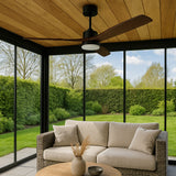 Deckenventilator mit Holzflügeln und integriertem Licht, montiert an einer Holzdecke in einer modernen Veranda mit Glaswänden, Frontalansicht.
