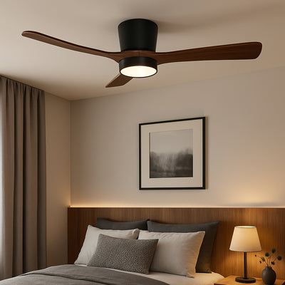 Ein moderner Deckenventilator mit integrierter LED-Beleuchtung und Holzflügeln ist an der Decke eines geschmackvoll eingerichteten Schlafzimmers montiert, von schräg unten gesehen.