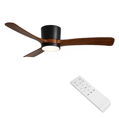 Moderner Deckenventilator mit LED-Beleuchtung, Holzflügeln und schwarzem Gehäuse, inklusive Fernbedienung – schräge Unteransicht.