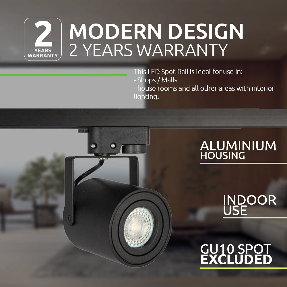 Schwarzer LED-Schienenstrahler mit Aluminiumgehäuse, von vorne und schräg unten fotografiert, montiert auf einer schwarzen Schiene in einem modernen Interieur-Ambiente; geeignet für den Innenbereich in Shops oder Wohnräumen. GU10-Leuchtmittel nicht im Lieferumfang enthalten.
